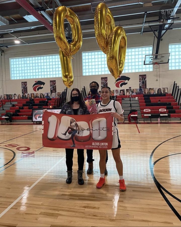 Alexis Linton commemorating her 1000 points