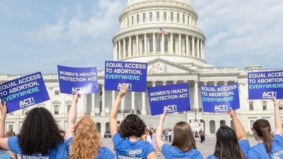 Demonstrators+in+front+of+the+U.S.+Capitol+buidling