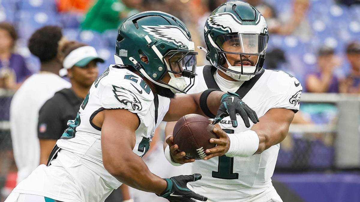 Jalen Hurts hands the ball off to Saquon Barkley